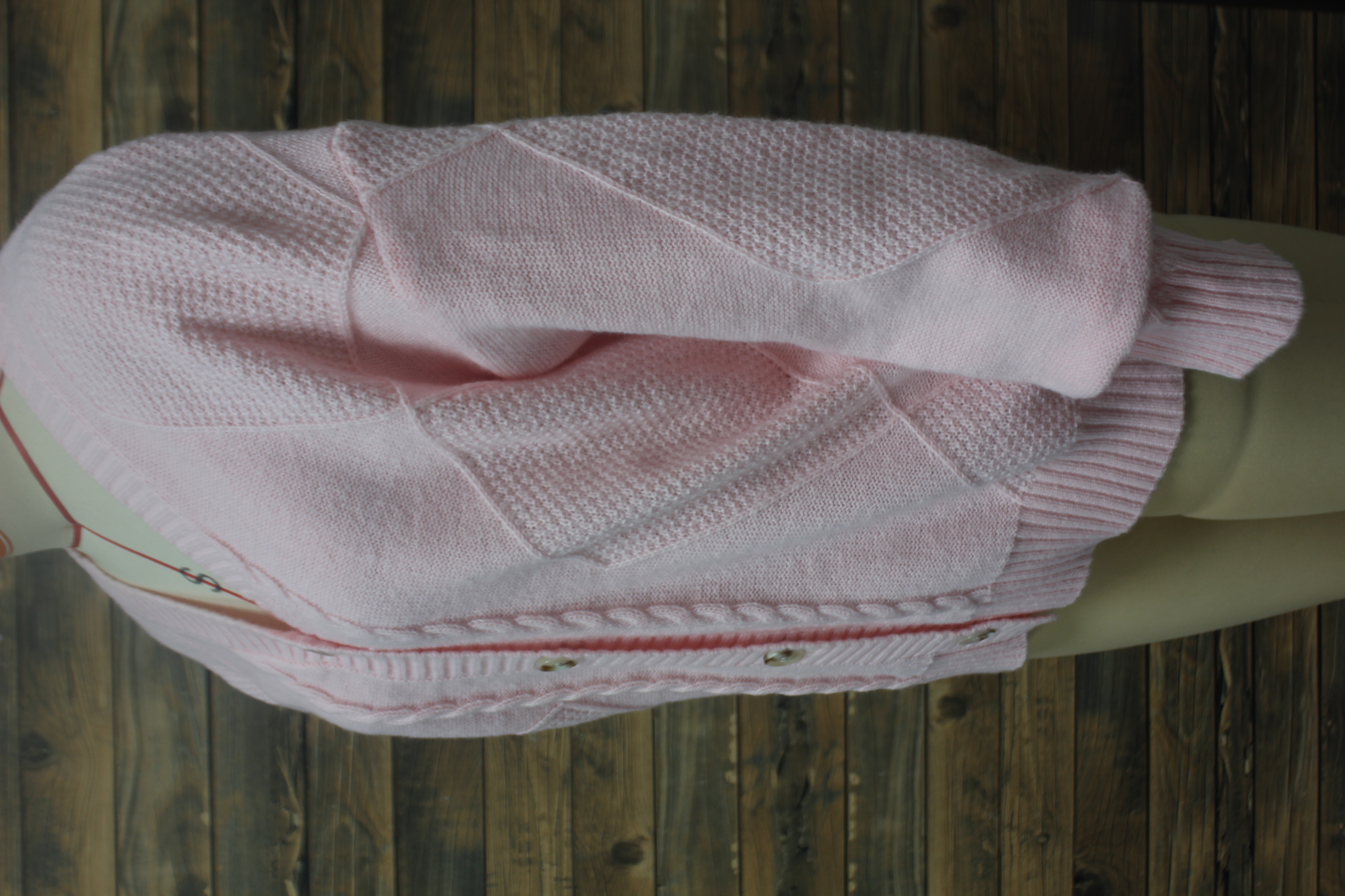 女性用Vネックケーブルニットカーディガン、ふわふわで柔らかい - Down Jacket Packable のレビューと価格